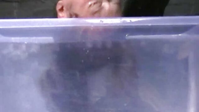 Dani Woodward với con gà phim set xx trống đen