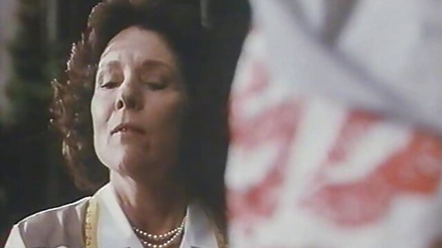 Lớn Vú SỮA. Trang sức ngọc bích được Lớn Bartender dương vật phim set xxcom