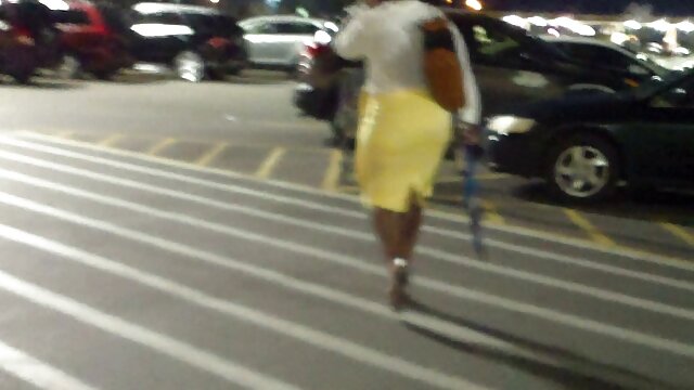 Hai babes cho một footjob trong ripped lên hosiery pim set xxx